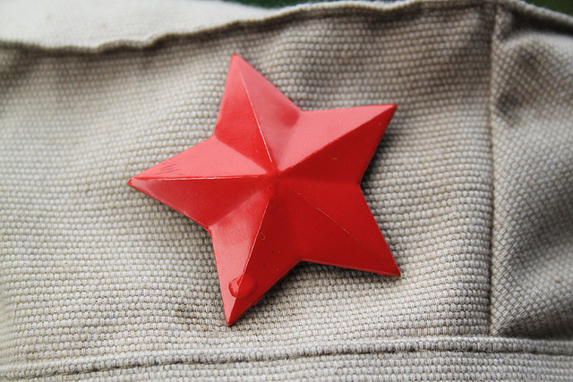étoile rouge sur casquette by Samuel Huron