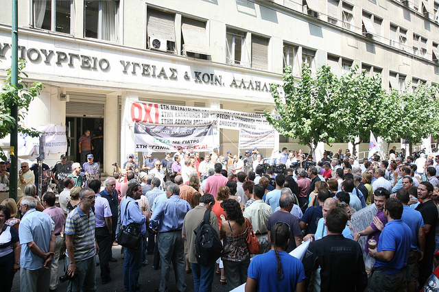 "Συγκέντρωση διαμαρτυρίας των γιατρών έξω από το Υπουργείου Υγείας και Κοινωνικής Αλληλεγγύης, αντιδρώντας στη δημιουργία του ΕΟΠΥΥ" by Giorgos Patoulis, on Flickr